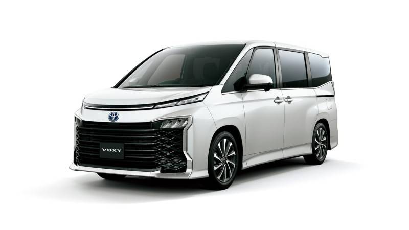 TOYOTA VOXY กับ NISSAN SERENA คุณจะเลือกคันไหน